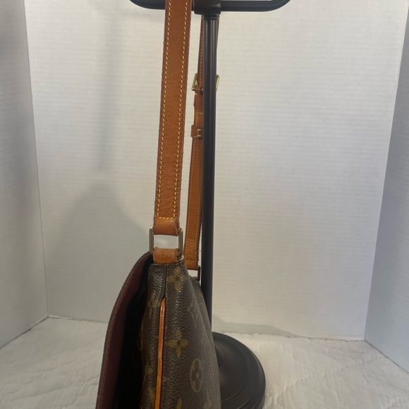 Authentic Louis Vuitton Musette - Picture 13 of 14